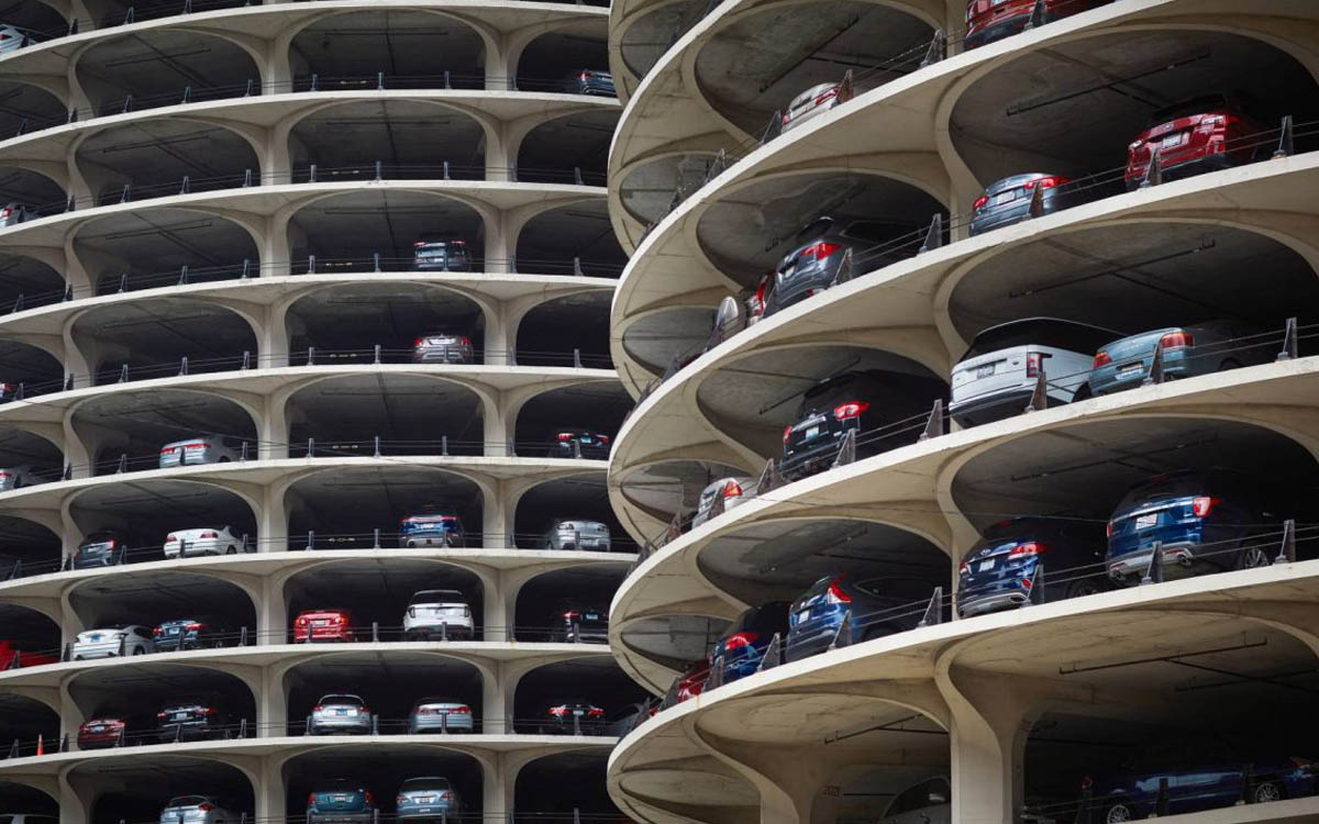 Auto elettriche: vogliamo parlare del peso? Rischio crollo per i parcheggi multipiano